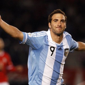 kaiyun官方-当助攻重新定义，阿扎伦卡新规如何引发利物浦的球场争议？阿扎伦卡助攻新规激活利物浦球场争议？